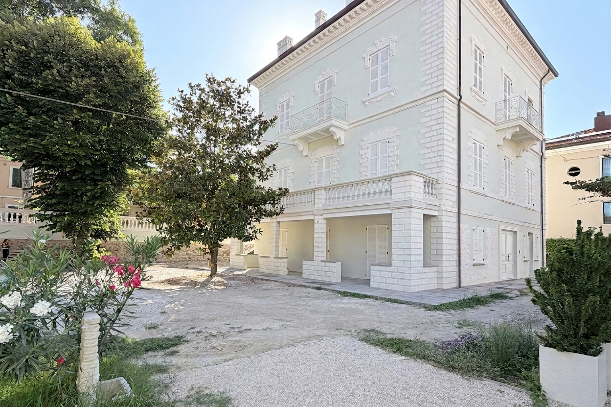 Vendita appartamento al piano nobile di Villa Pesaro - Zona mare (AP958)